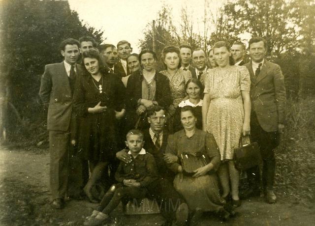 KKE 3847.jpg - Od lewej w pierwszym rzędzie siedzą: Aleksander i Jadwiga Gilowie z synem Genowefy Pietkiewicz, Jarosławem, Sząbruk, 1947 r.